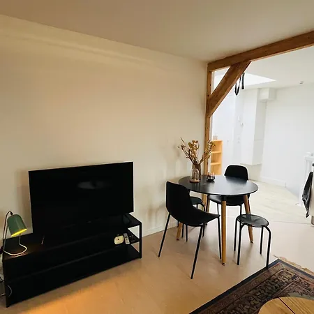 Bright Incl Workplace Near The Center Apartment