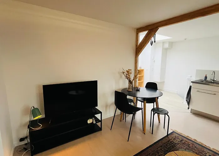 Bright Incl Workplace Near The Center Апартаменты