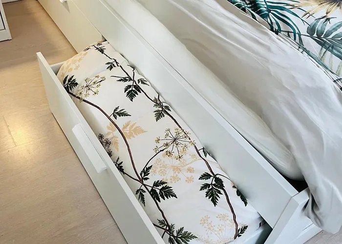 Bright Incl Workplace Near The Center 아파트