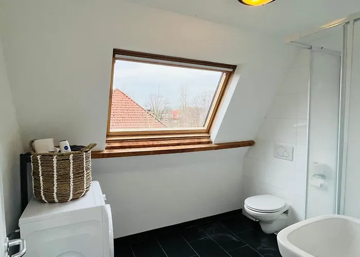 Bright Incl Workplace Near The Center 아파트